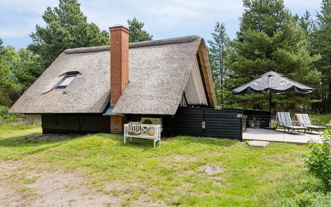 Magga - 3.2Km from the Sea: Building, House, Window, Home, Roof, Residential Area, Shrub, Cottage, Land Lot