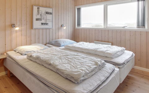 Oivi - 430M from the Sea: Bedroom, Wood, Bed Sheet, Bed, Bedding, Bed Frame, Ceiling, Linens, Freezing, Ice Cap