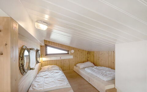Sybilla - 700M from the Sea: Wood, Ceiling, Bedroom, Wood Stain, Winter, Hardwood, Glacial Landform, Bedding, Bed, Plank