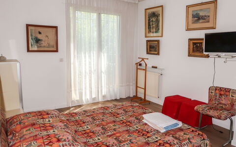La Cigale: Furniture, Picture Frame, Property, Building, Comfort, Wood, Textile, Interior Design, Flooring, Bed Frame