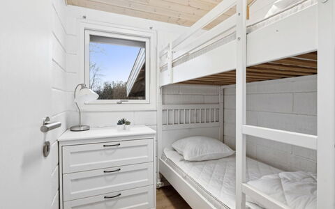 Mahalia - 300M from the Sea: Wood, Home, Bedroom, Freezing, Bed, Plank, Winter, Hardwood, Wood Stain, Bedding