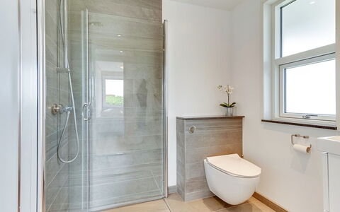 Kris - 200M from the Sea: Bathroom, Flooring, Plumbing Fixture, Floor, Interior Design, Toilet, Toilet Seat, Plumbing, Home, Tile