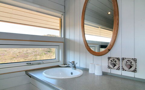 Krak - 1Km from the Sea: Wood, Interior Design, Flooring, Ceiling, Floor, Plumbing Fixture, Room, Wood Stain, Hardwood, Sink