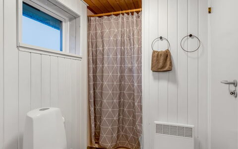Casandra - 600M from the Sea: Wall, Wood, Flooring, Plumbing Fixture, Interior Design, Floor, Bathroom, Toilet, Plumbing, Room