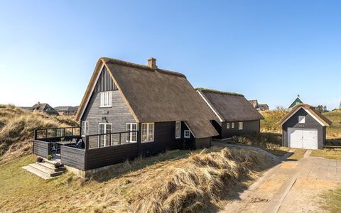 Sten - 100M from the Sea: Shrub, Urban Design, Groundcover, Brick, Apartment, Estate, Brickwork, Balcony, Landscaping