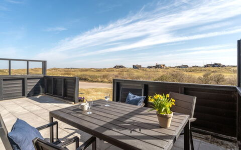 Sten - 100M from the Sea: Shrub, Urban Design, Groundcover, Brick, Apartment, Estate, Brickwork, Balcony, Landscaping
