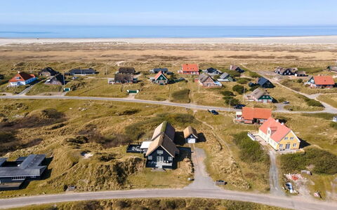 Sten - 100M from the Sea: Shrub, Urban Design, Groundcover, Brick, Apartment, Estate, Brickwork, Balcony, Landscaping