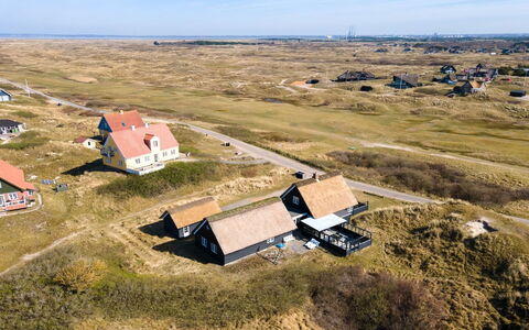 Sten - 100M from the Sea: Shrub, Urban Design, Groundcover, Brick, Apartment, Estate, Brickwork, Balcony, Landscaping