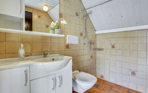 Otto - 2.3Km from the Sea: Plumbing Fixture, Flooring, Bathroom Sink, Sink, Bathroom, Interior Design, Floor, Tap, Plumbing, Bathroom Cabinet