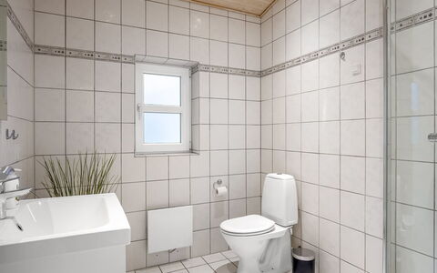 Gwen - 2.7Km from the Sea: Wall, Bathroom, Flooring, Plumbing Fixture, Toilet Seat, Floor, Toilet, Interior Design, Tile, Plumbing