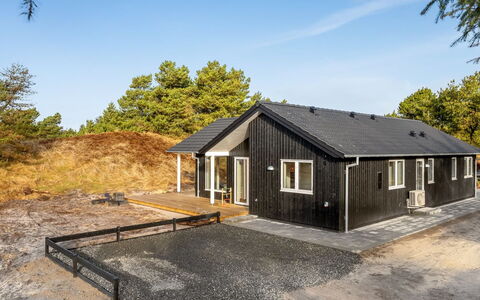 Nanouk - 500M from the Sea: House, Roof, Home, Cottage, Shed, Garden Buildings, Siding, Yard, Log Cabin, Hut