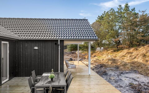 Nanouk - 500M from the Sea: House, Roof, Home, Cottage, Shed, Garden Buildings, Siding, Yard, Log Cabin, Hut