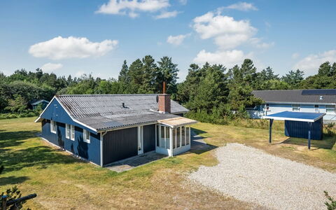 Yardila - 1.5Km from the Sea: Building, Grass, House, Roof, Home, Residential Area, Cottage, Plain, Land Lot, Estate