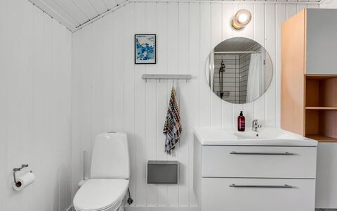 Ilsi - 1.5Km from the Sea: Plumbing Fixture, Flooring, Floor, Bathroom Cabinet, Sink, Interior Design, Toilet, Bathroom, Plumbing, Bathroom Sink