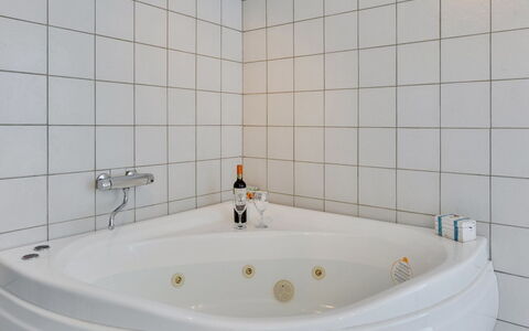 Jess - from the Sea: Bathroom, Plumbing Fixture, Bathtub, Interior Design, Flooring, Floor, Tap, Plumbing, Composite Material, Room