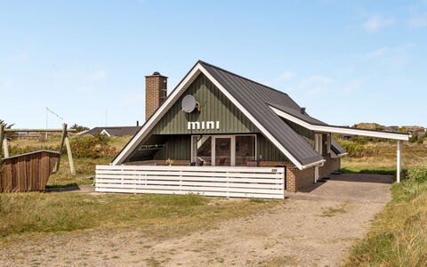Alleta - 600M from the Sea: Shrub, Urban Design, Groundcover, Brick, Apartment, Estate, Brickwork, Balcony, Landscaping