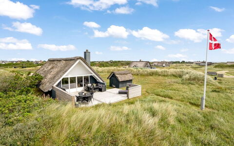 Hen - 400M from the Sea: Cottage, Home, House, Roof, Porch, Estate, Siding, Garden Buildings, Farmhouse, Yard