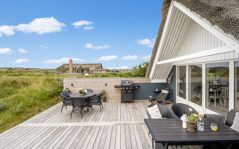 Hen - 400M from the Sea: Cottage, Home, House, Roof, Porch, Estate, Siding, Garden Buildings, Farmhouse, Yard