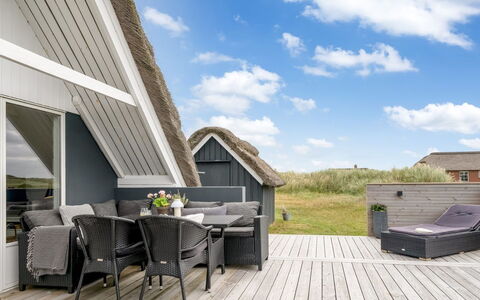 Hen - 400M from the Sea: Cottage, Home, House, Roof, Porch, Estate, Siding, Garden Buildings, Farmhouse, Yard