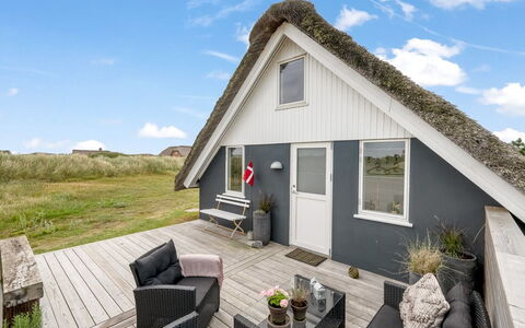 Hen - 400M from the Sea: Cottage, Home, House, Roof, Porch, Estate, Siding, Garden Buildings, Farmhouse, Yard