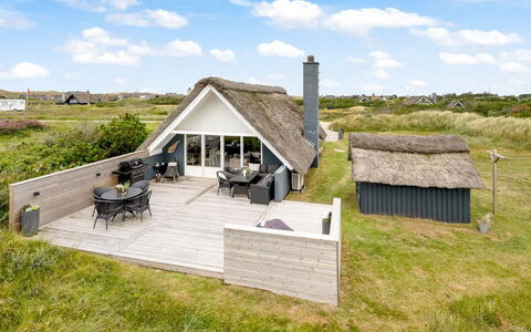 Hen - 400M from the Sea: Cottage, Home, House, Roof, Porch, Estate, Siding, Garden Buildings, Farmhouse, Yard