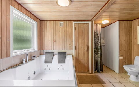 Fredger - 1.8Km from the Sea: Flooring, Floor, Interior Design, Plumbing Fixture, Wood, Ceiling, Bathtub, Bathroom, Room, Plumbing