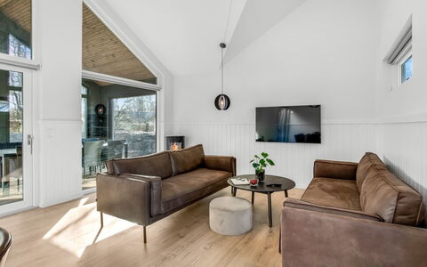 Edmond - 995M from the Sea: Wood, Couch, Flooring, Ceiling, Living Room, Interior Design, Floor, Wood Flooring, Throw Pillow