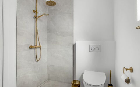 Edmond - 995M from the Sea: Plumbing Fixture, Plumbing, Tile, Bathroom, Toilet, Brass, Tap, Light Fixture