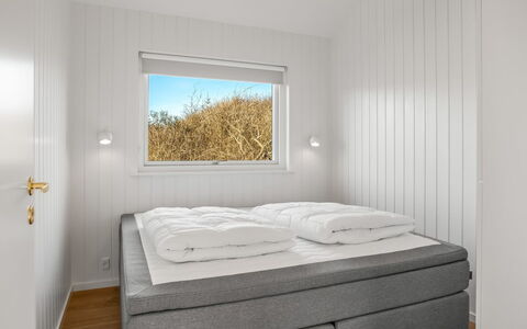 Edmond - 995M from the Sea: Ceiling, Bedroom, Floor, Bedding, Bed, Bed Sheet, Bed Frame, Design, Light Fixture, Linens