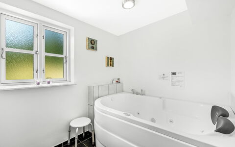 Urte - from the Sea: Flooring, Interior Design, Plumbing Fixture, Bathtub, Floor, Ceiling, Bathroom, Home, Plumbing, Room