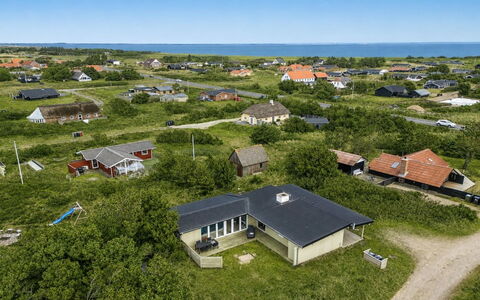 Yorik - 800M from the Sea: Shrub, Urban Design, Groundcover, Brick, Apartment, Estate, Brickwork, Balcony, Landscaping
