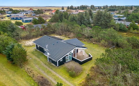 Helen - 500M to the Fjord: Grass, House, Roof, Home, Cottage, Shrub, Land Lot, Rural Area, Farmhouse, Groundcover