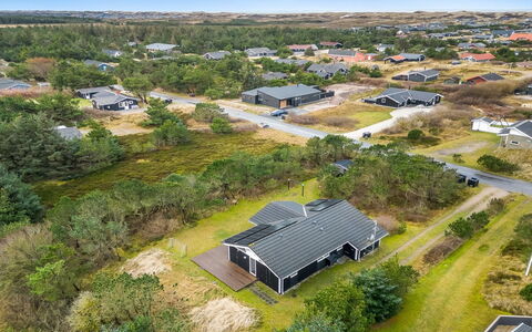 Helen - 500M to the Fjord: Grass, House, Roof, Home, Cottage, Shrub, Land Lot, Rural Area, Farmhouse, Groundcover