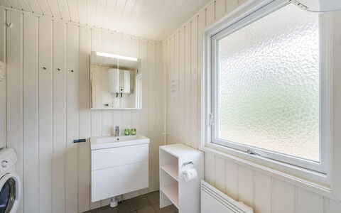 Steffen - 450M to the Fjord: Wood, Flooring, Ceiling, Floor, Plumbing Fixture, Plumbing, Room, Tap, Bathroom, Bathroom Cabinet