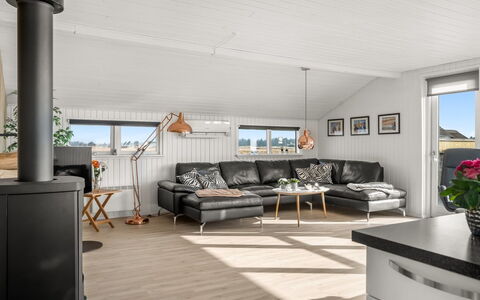 Withger - 300M from the Sea: House, Roof, Home, Cottage, Shed, Garden Buildings, Siding, Yard, Log Cabin, Hut
