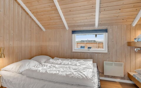 Doris - 150M from the Sea: Wood, Bedroom, Bedding, Hardwood, Wood Stain, Ceiling, Plank, Freezing, Winter, Bed