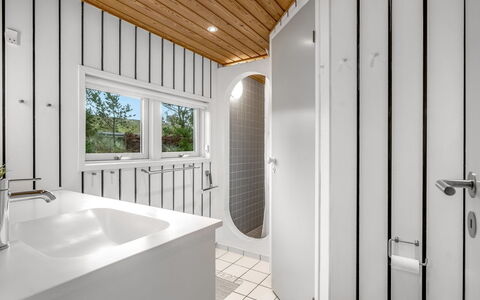 Hereth - 700M from the Sea: Flooring, Interior Design, Ceiling, Floor, Plumbing Fixture, Plumbing, Room, Bathroom, Light Fixture, Tap