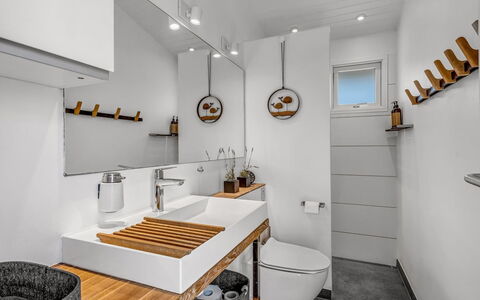 Allaine - 500M from the Sea: Plumbing Fixture, Interior Design, Flooring, Wood, Floor, Tap, Ceiling, Sink, Plumbing, Bathroom