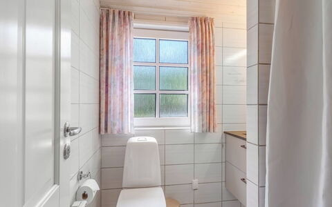 Pauna - 50M from the Sea: Plumbing Fixture, Flooring, Bathroom, Floor, Interior Design, Ceiling, Toilet, Plumbing, Tap, Sink