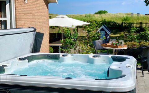 Marjukka - 10M from the Sea: Bathtub, Plumbing Fixture, Jacuzzi, Leisure, Houseplant, Flowerpot, Swimming Pool