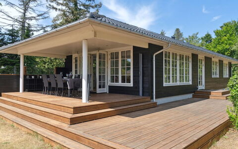 Auke - 100M from the Sea: House, Home, Door, Roof, Cottage, Estate, Garden, Shade, Siding, Yard