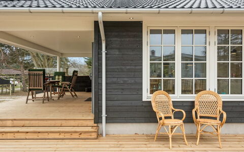 Auke - 100M from the Sea: House, Home, Door, Roof, Cottage, Estate, Garden, Shade, Siding, Yard
