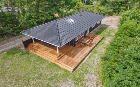 Auke - 100M from the Sea: House, Home, Door, Roof, Cottage, Estate, Garden, Shade, Siding, Yard