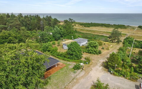 Auke - 100M from the Sea: House, Home, Door, Roof, Cottage, Estate, Garden, Shade, Siding, Yard