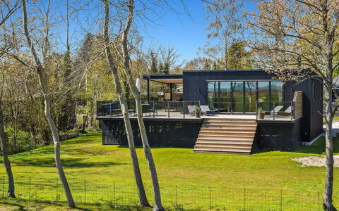 Engli - 90M from the Sea: Residential Area, Shrub, House, Home, Garden, Estate, Shade, Landscaping, Lawn