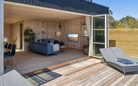Engli - 90M from the Sea: Residential Area, Shrub, House, Home, Garden, Estate, Shade, Landscaping, Lawn