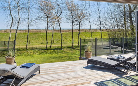 Engli - 90M from the Sea: Residential Area, Shrub, House, Home, Garden, Estate, Shade, Landscaping, Lawn