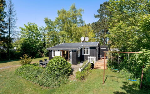 Carly - 100M from the Sea: Grass, House, Roof, Home, Cottage, Shrub, Land Lot, Rural Area, Farmhouse, Groundcover