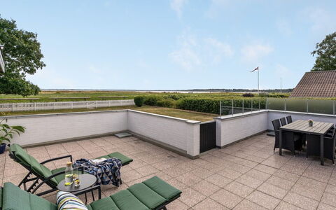 Mayla - 50M from the Sea: Plant Community, Sunlight, Herbaceous Plant, Garden, Plantation, Agriculture, Farm