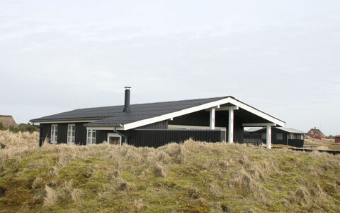 Eikka - 600M from the Sea: Shrub, Urban Design, Groundcover, Brick, Apartment, Estate, Brickwork, Balcony, Landscaping
